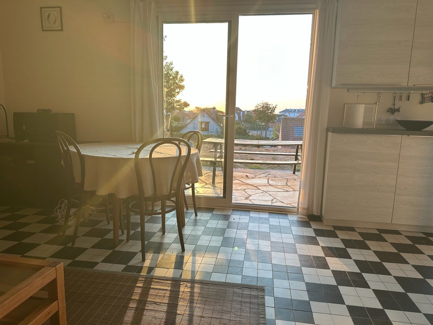Coin repas ouvert sur la terrasse
