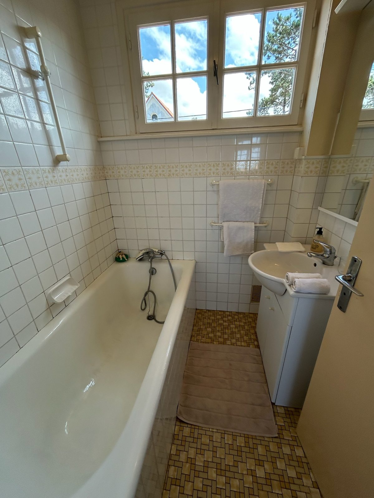 Salle de bain de l'étage, avec baignoire