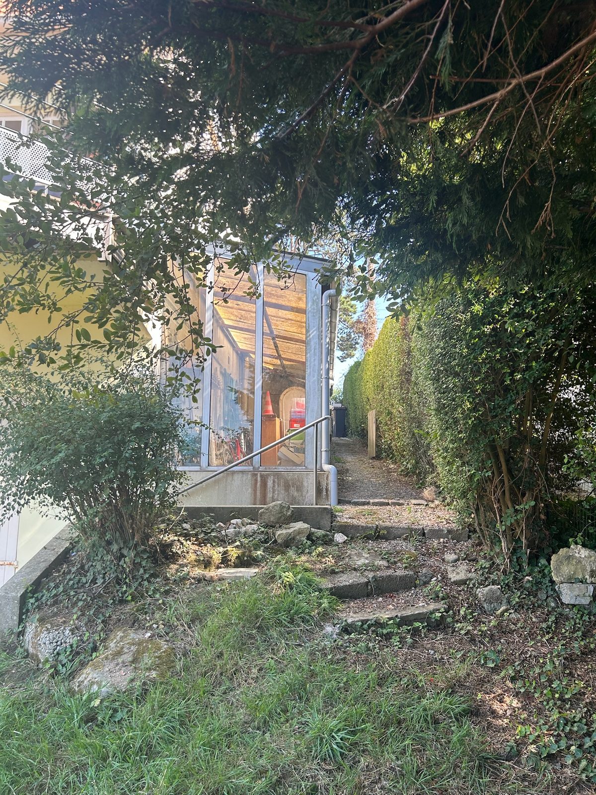 Petit portail au fond du jardin, vers le tennis et la plage