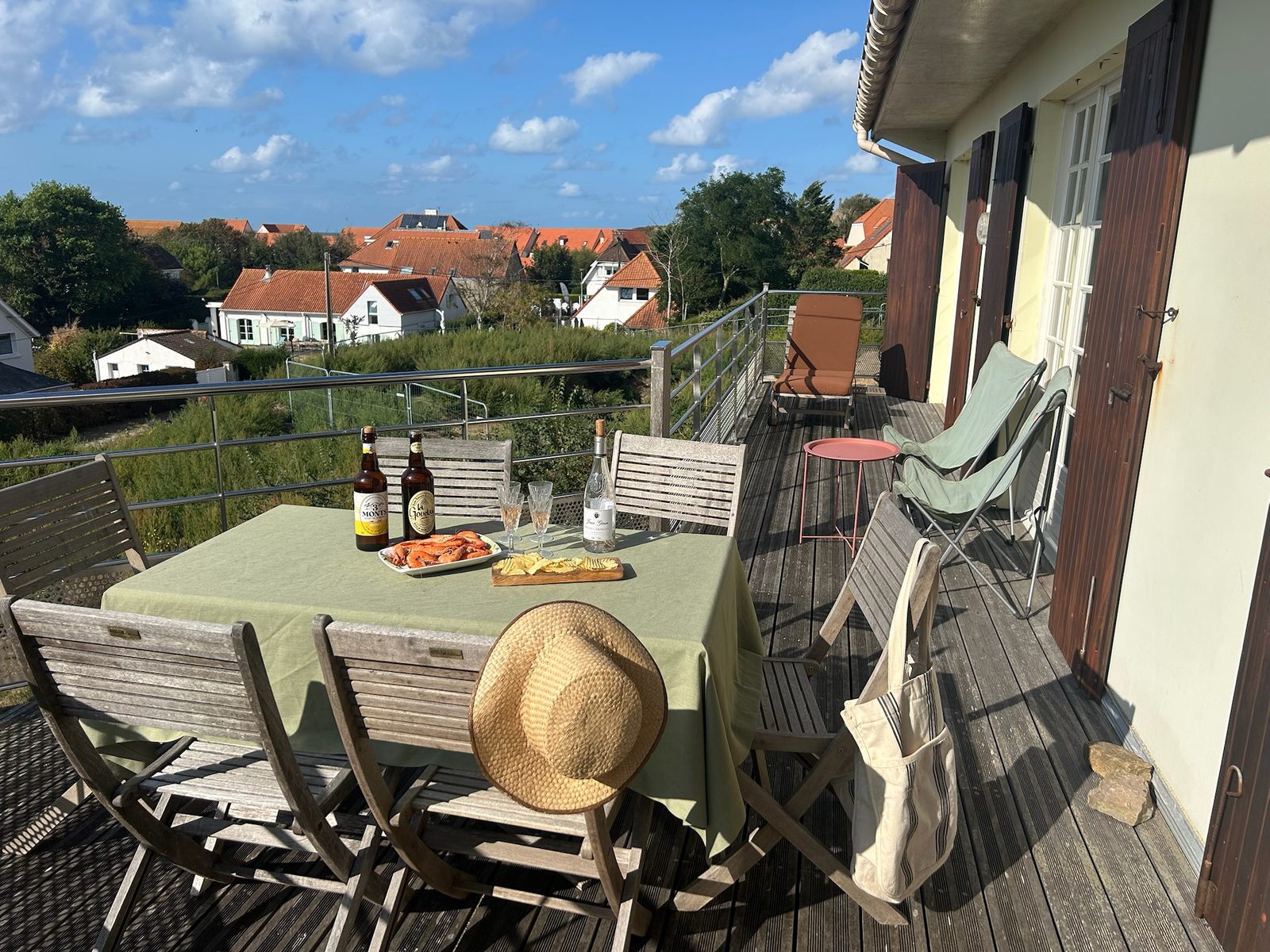 Terrasse avec table en teck