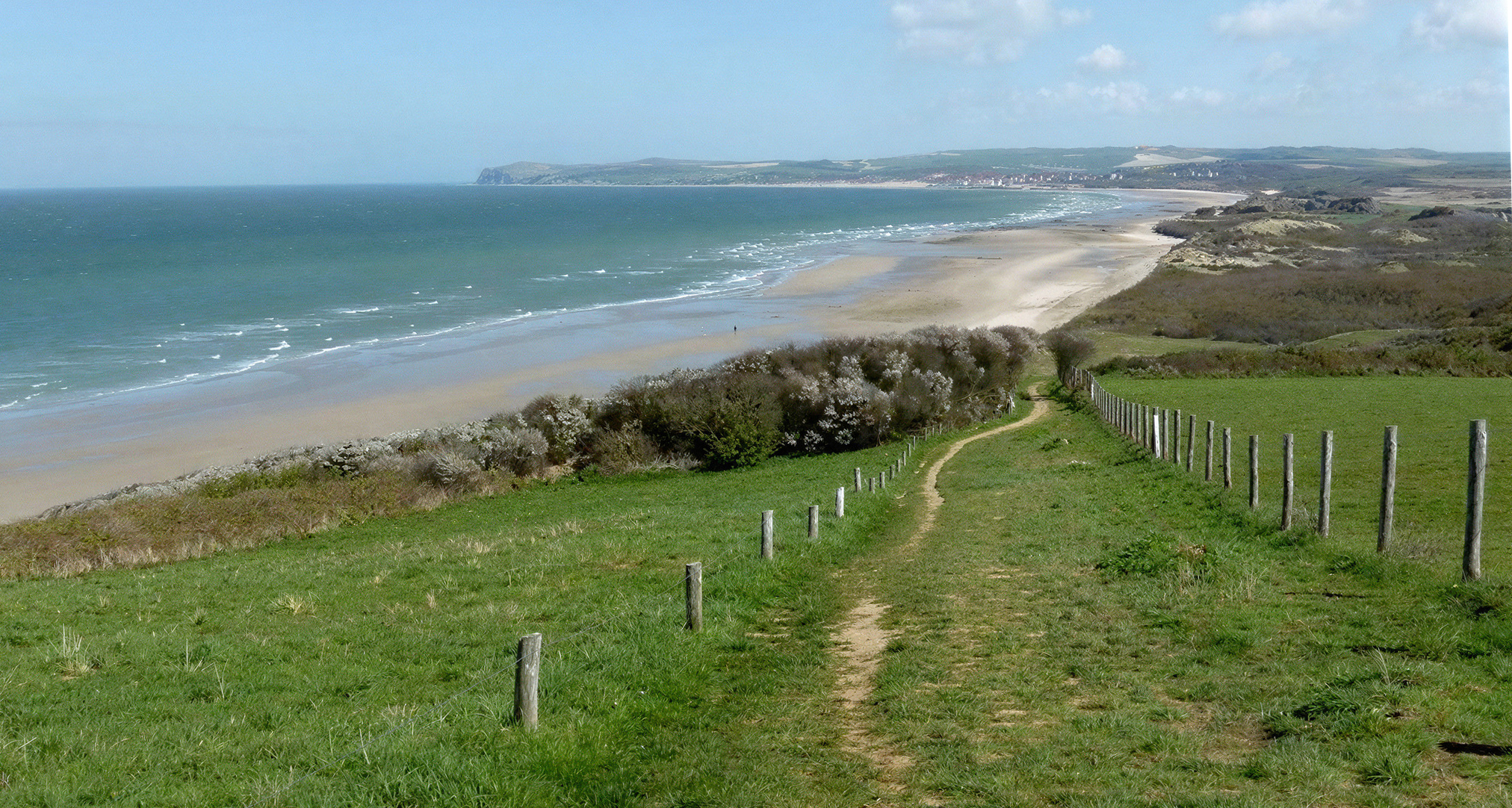 Le sentier des douaniers au-dessus de la baie de Wissant